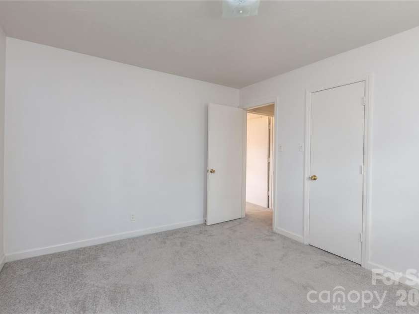 611 Park Avenue, Roanoke Rapids, NC 27870.  MLS# CAR4347477, YatesRealty ID 15039. 