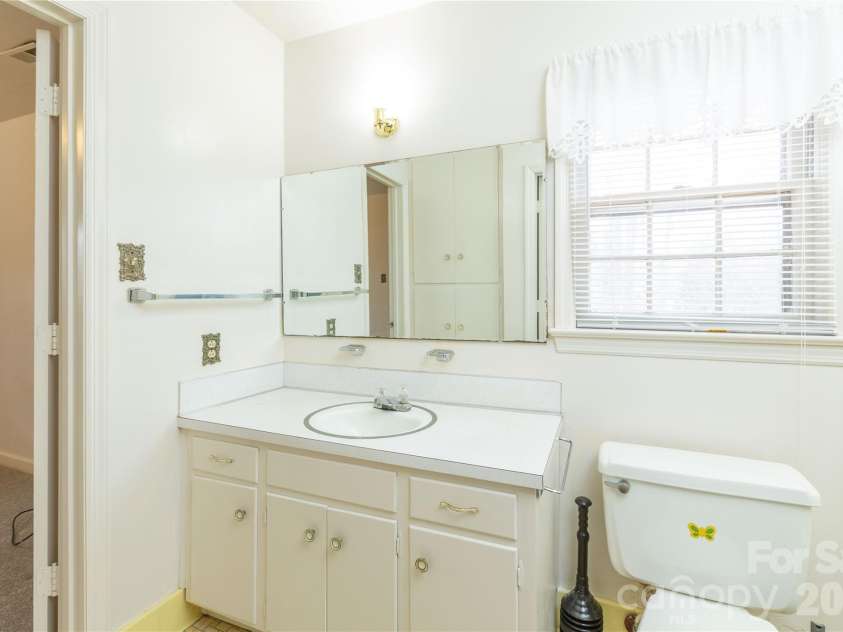 611 Park Avenue, Roanoke Rapids, NC 27870.  MLS# CAR4347477, YatesRealty ID 15039. 