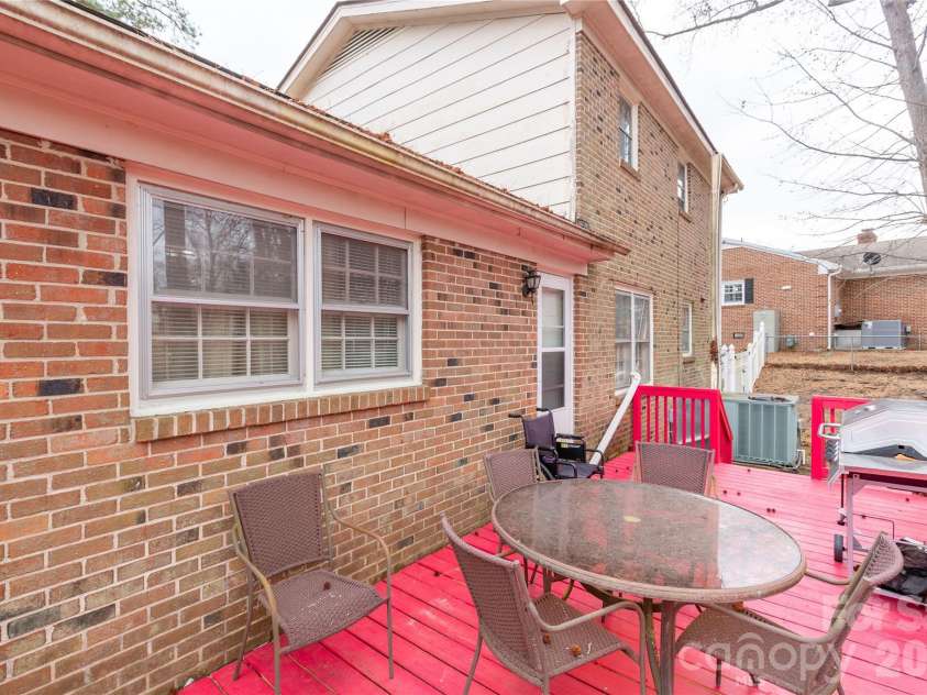 611 Park Avenue, Roanoke Rapids, NC 27870.  MLS# CAR4347477, YatesRealty ID 15039. 