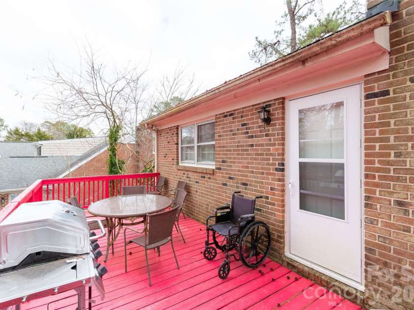 611 Park Avenue, Roanoke Rapids, NC 27870.  MLS# CAR4347477, YatesRealty ID 15039. 