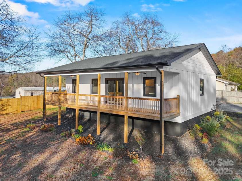 90 Park Street Street, Bryson City, NC 28713.  MLS# CAR4314470, YatesRealty ID 1504. 