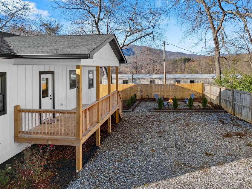 90 Park Street Street, Bryson City, NC 28713.  MLS# CAR4314470, YatesRealty ID 1504. 