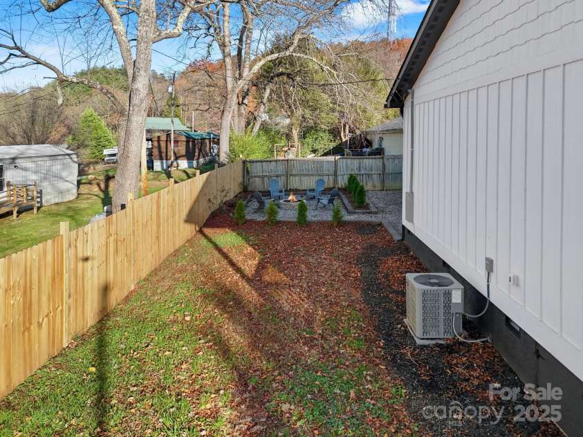 90 Park Street Street, Bryson City, NC 28713.  MLS# CAR4314470, YatesRealty ID 1504. 