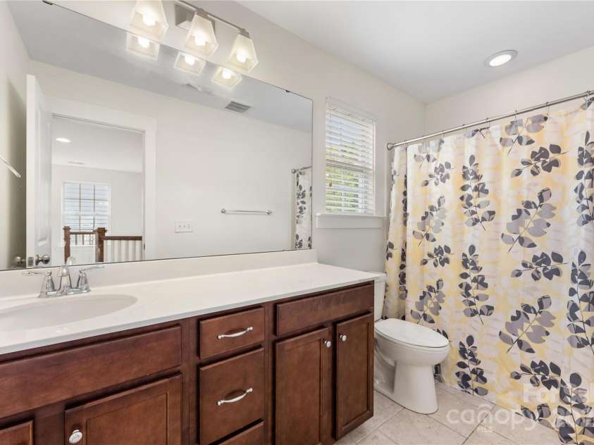 2638 Double Oaks Road, Charlotte, NC 28206.  MLS# CAR4252717, YatesRealty ID 15041. 2nd full bathroom on upper level.