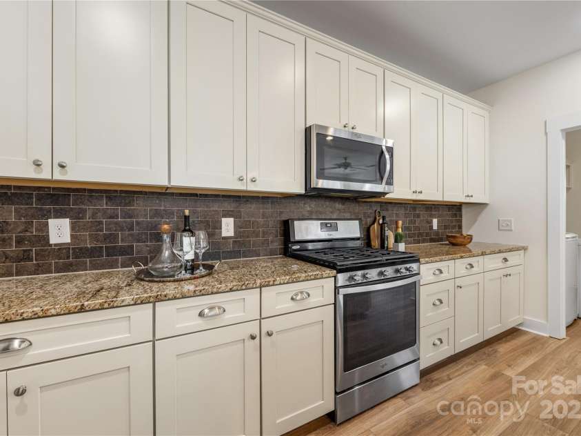 2638 Double Oaks Road, Charlotte, NC 28206.  MLS# CAR4252717, YatesRealty ID 15041. Abundant cabinetry,  granite countertops and gas range await the chef.