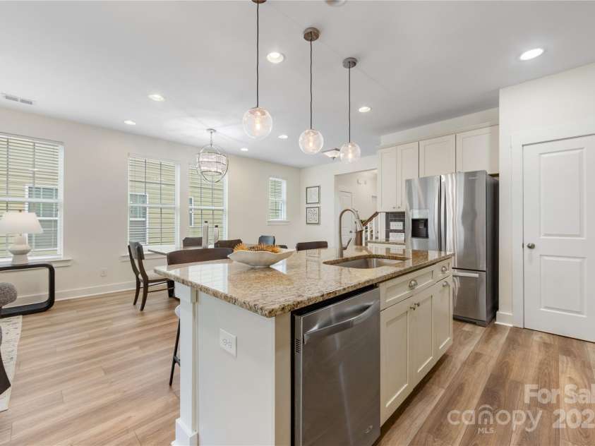 2638 Double Oaks Road, Charlotte, NC 28206.  MLS# CAR4252717, YatesRealty ID 15041. Large walk-in pantry and stainless steel appliances.