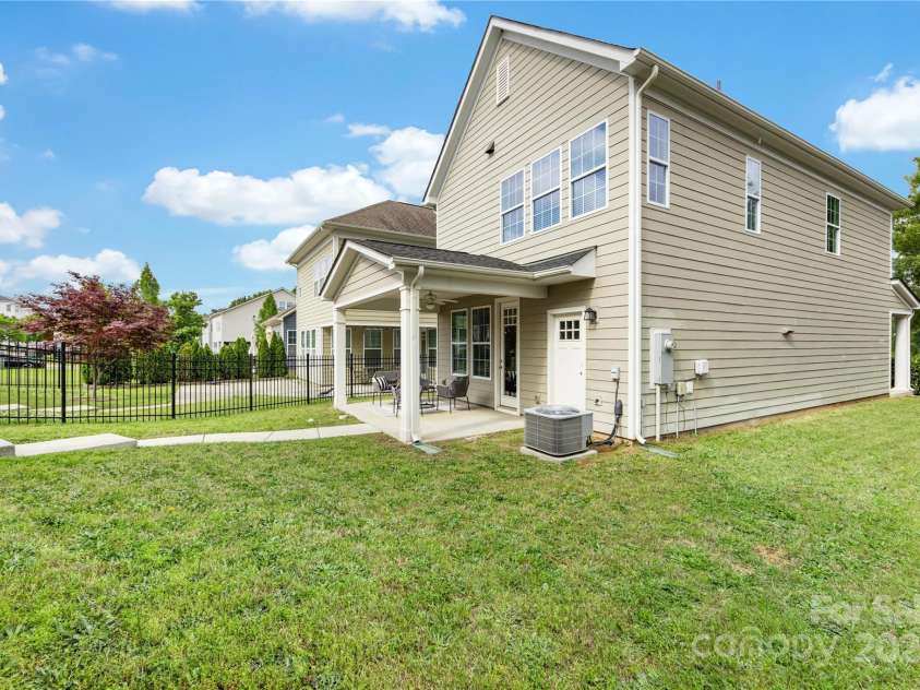 2638 Double Oaks Road, Charlotte, NC 28206.  MLS# CAR4252717, YatesRealty ID 15041. Rear yard.