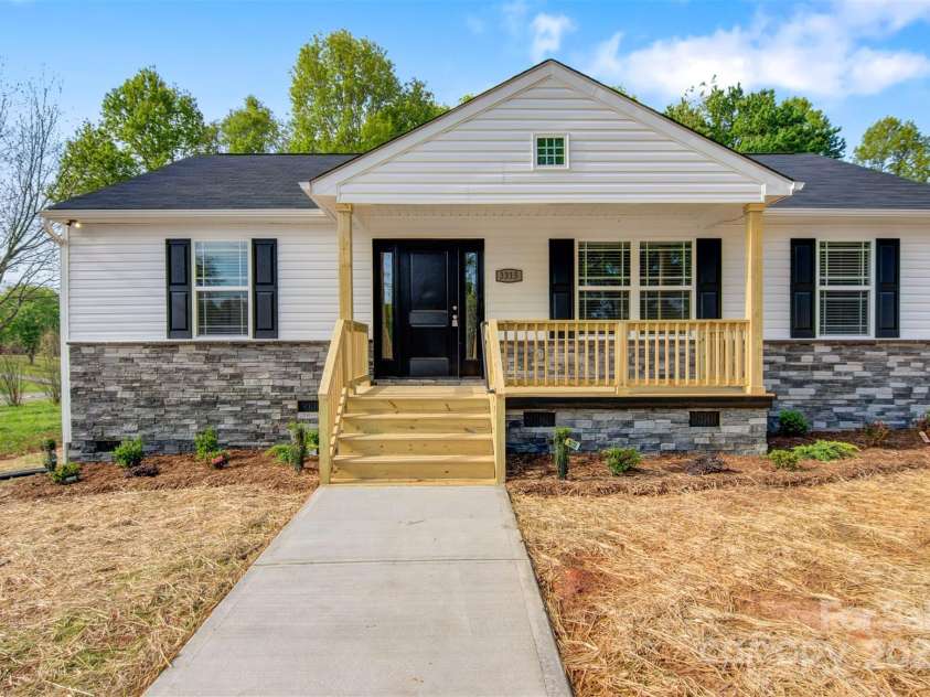 3315 15th Avenue, Hickory, NC 28602.  MLS# CAR4249963, YatesRealty ID 15042. 