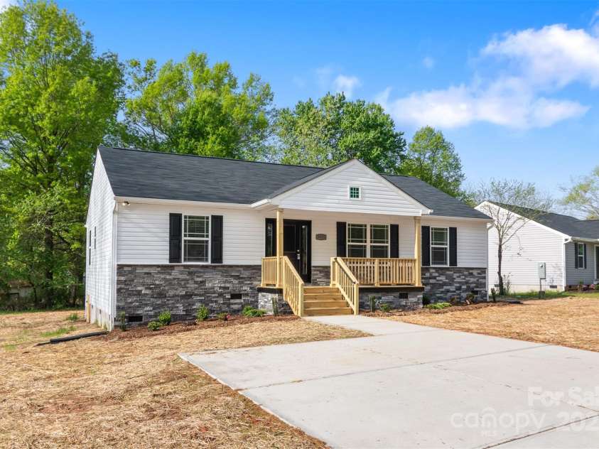 3315 15th Avenue, Hickory, NC 28602.  MLS# CAR4249963, YatesRealty ID 15042. 
