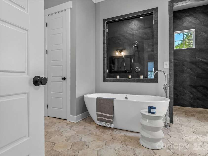 1289 Northview Drive, Morganton, NC 28655.  MLS# CAR4237998, YatesRealty ID 15044. 