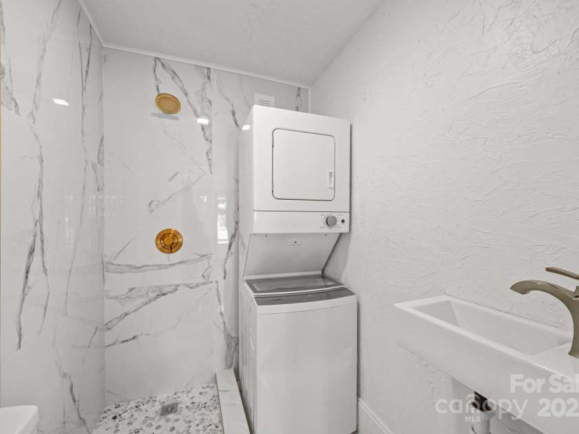 100 Brevard Road, Asheville, NC 28806.  MLS# CAR4293602, YatesRealty ID 15045. 