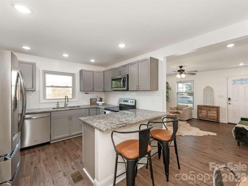 4014 Fieldcrest Road, Charlotte, NC 28217.  MLS# CAR4341849, YatesRealty ID 15046. 
