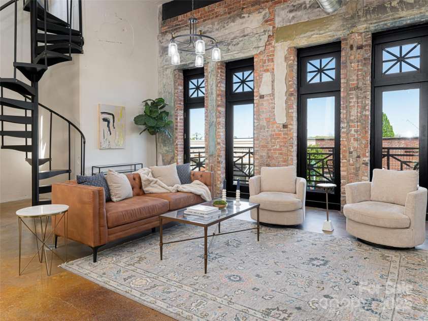 225 Main Street, Hendersonville, NC 28792.  MLS# CAR4231199, YatesRealty ID 15048. 