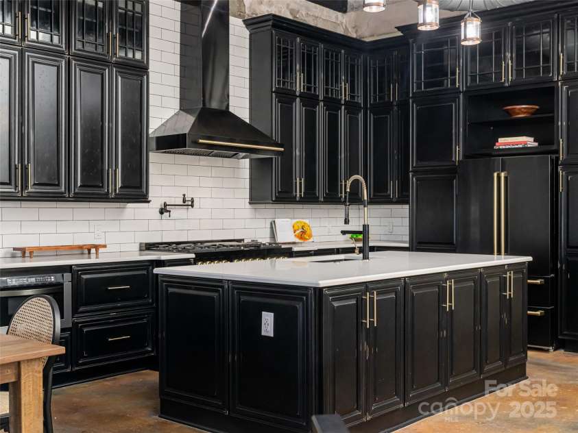 225 Main Street, Hendersonville, NC 28792.  MLS# CAR4231199, YatesRealty ID 15048. 