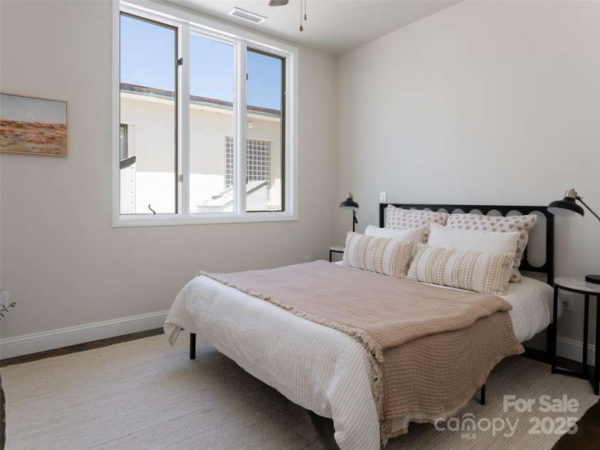 225 Main Street, Hendersonville, NC 28792.  MLS# CAR4231199, YatesRealty ID 15048. 