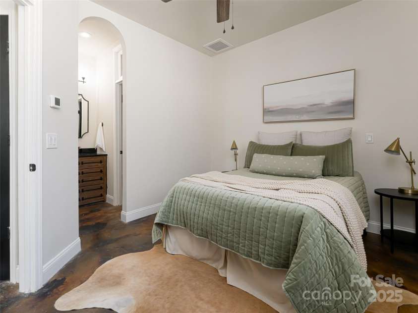 225 Main Street, Hendersonville, NC 28792.  MLS# CAR4231199, YatesRealty ID 15048. 