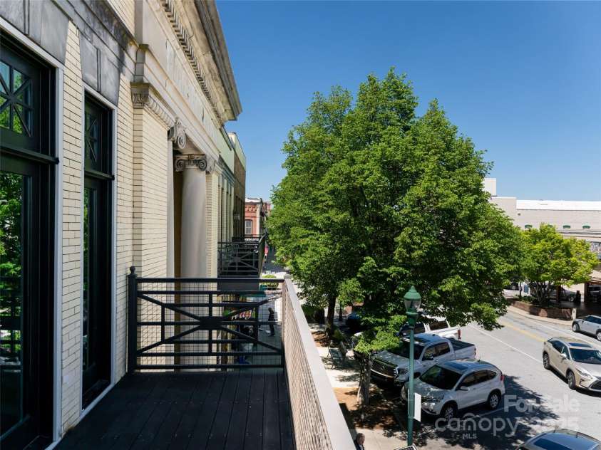 225 Main Street, Hendersonville, NC 28792.  MLS# CAR4231199, YatesRealty ID 15048. 