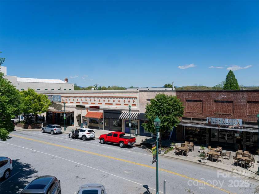 225 Main Street, Hendersonville, NC 28792.  MLS# CAR4231199, YatesRealty ID 15048. 