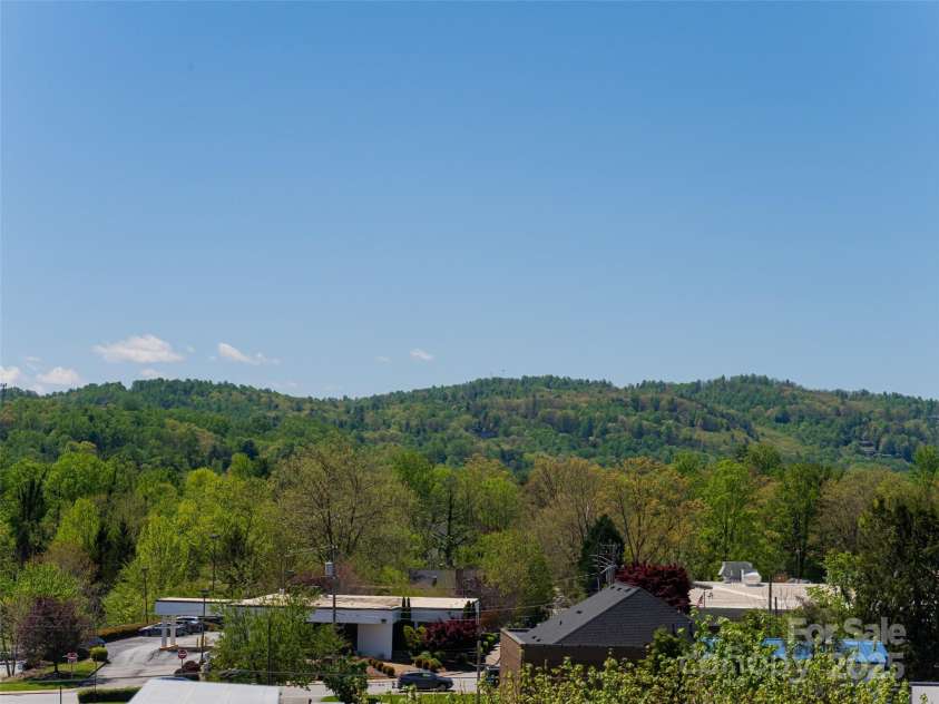 225 Main Street, Hendersonville, NC 28792.  MLS# CAR4231199, YatesRealty ID 15048. 