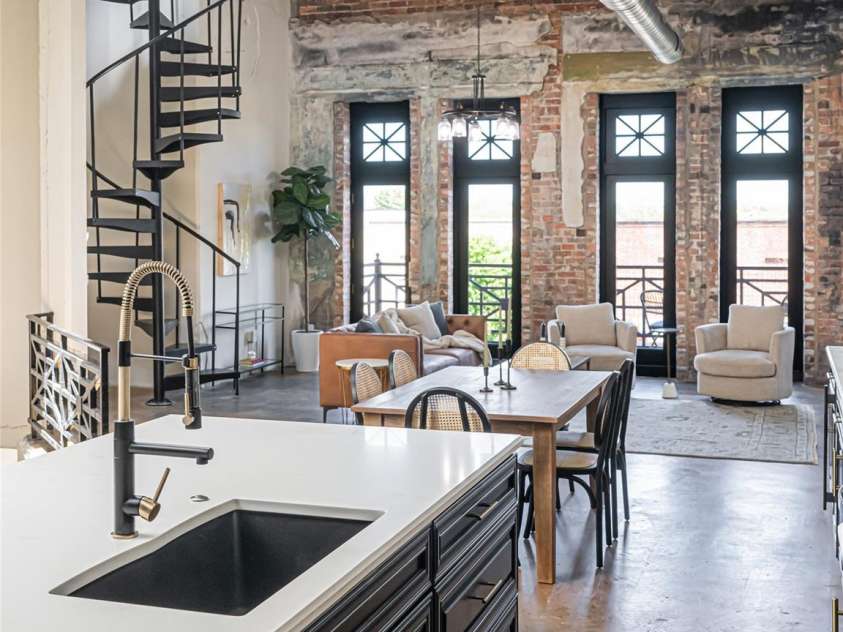 225 Main Street, Hendersonville, NC 28792.  MLS# CAR4231199, YatesRealty ID 15048. 