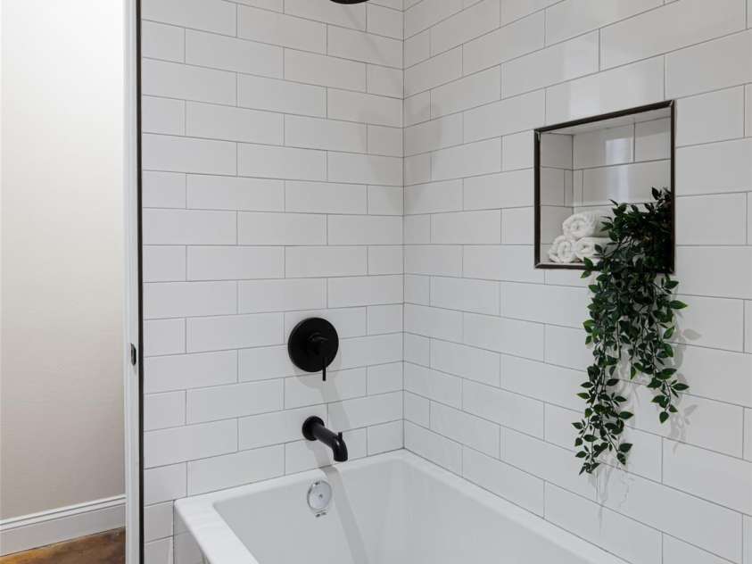 225 Main Street, Hendersonville, NC 28792.  MLS# CAR4231199, YatesRealty ID 15048. 