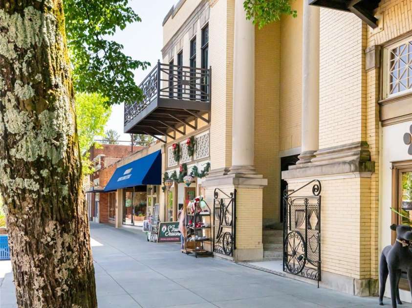 225 Main Street, Hendersonville, NC 28792.  MLS# CAR4231199, YatesRealty ID 15048. 