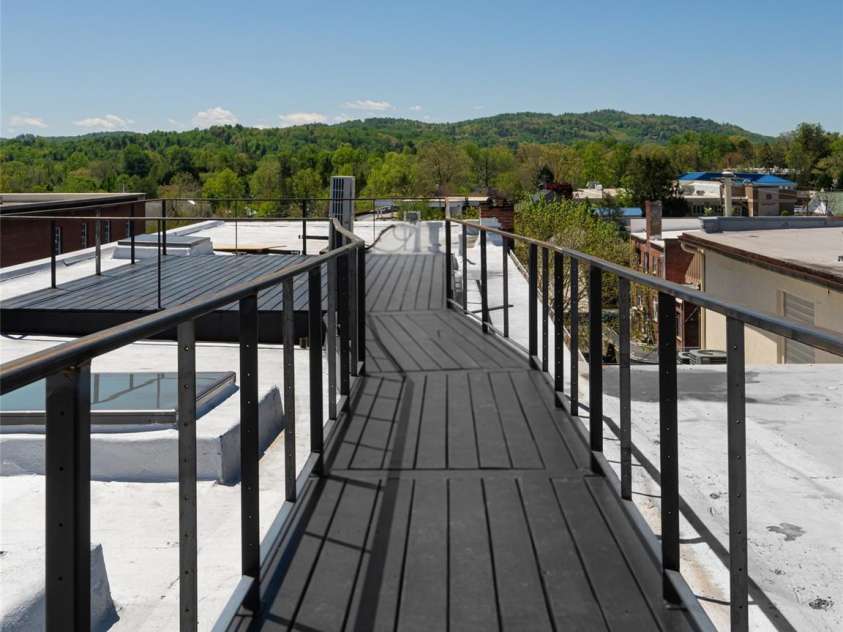 225 Main Street, Hendersonville, NC 28792.  MLS# CAR4231199, YatesRealty ID 15048. 