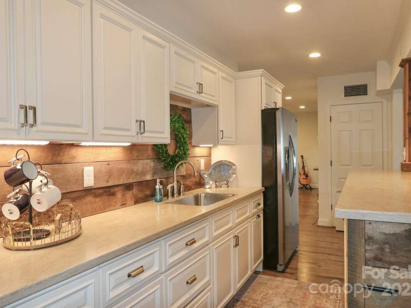 231 Larkspur Lane, Lexington, NC 27292.  MLS# CAR4240116, YatesRealty ID 15049. 