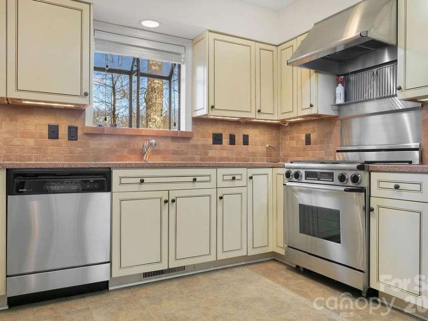 400 Middle Connestee Trail, Brevard, NC 28712.  MLS# CAR4354726, YatesRealty ID 15049. Kitchen