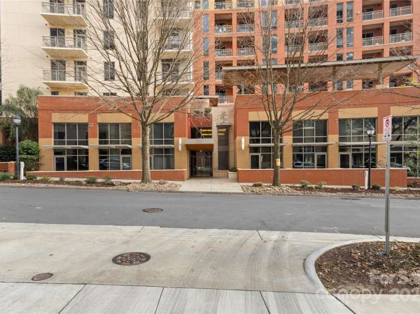 701 Royal Court, Charlotte, NC 28202.  MLS# CAR4334117, YatesRealty ID 1505. 