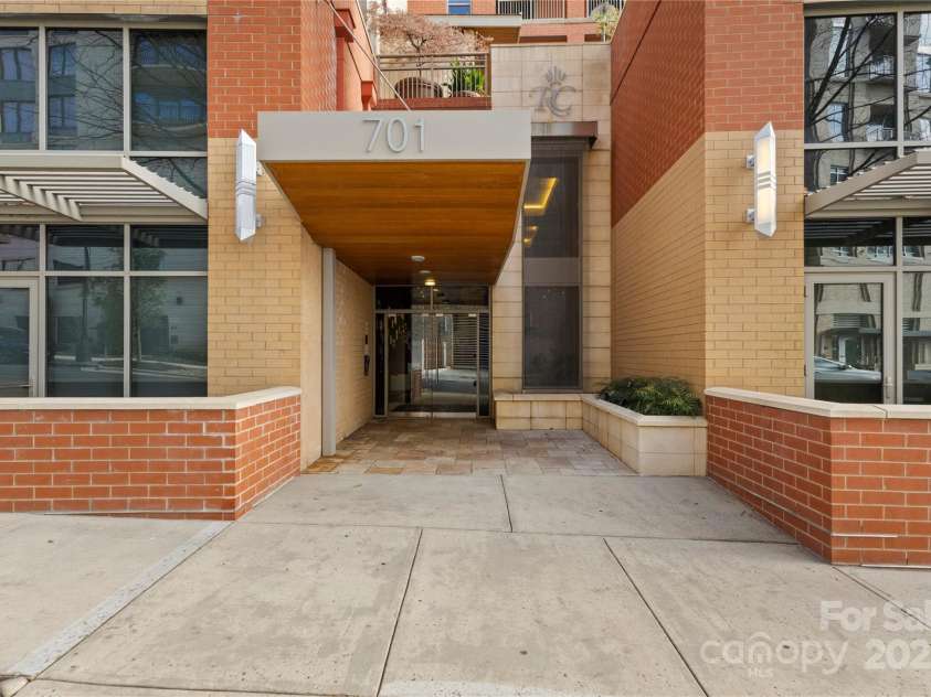 701 Royal Court, Charlotte, NC 28202.  MLS# CAR4334117, YatesRealty ID 1505. 