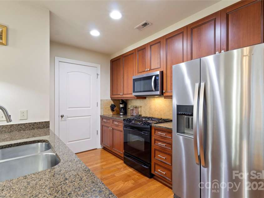 701 Royal Court, Charlotte, NC 28202.  MLS# CAR4334117, YatesRealty ID 1505. 