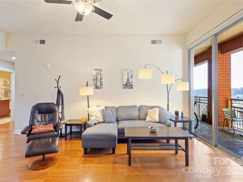 701 Royal Court, Charlotte, NC 28202.  MLS# CAR4334117, YatesRealty ID 1505. 