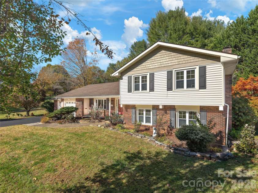142 Twin Lakes Drive, Candler, NC 28715.  MLS# CAR4362309, YatesRealty ID 15050. 