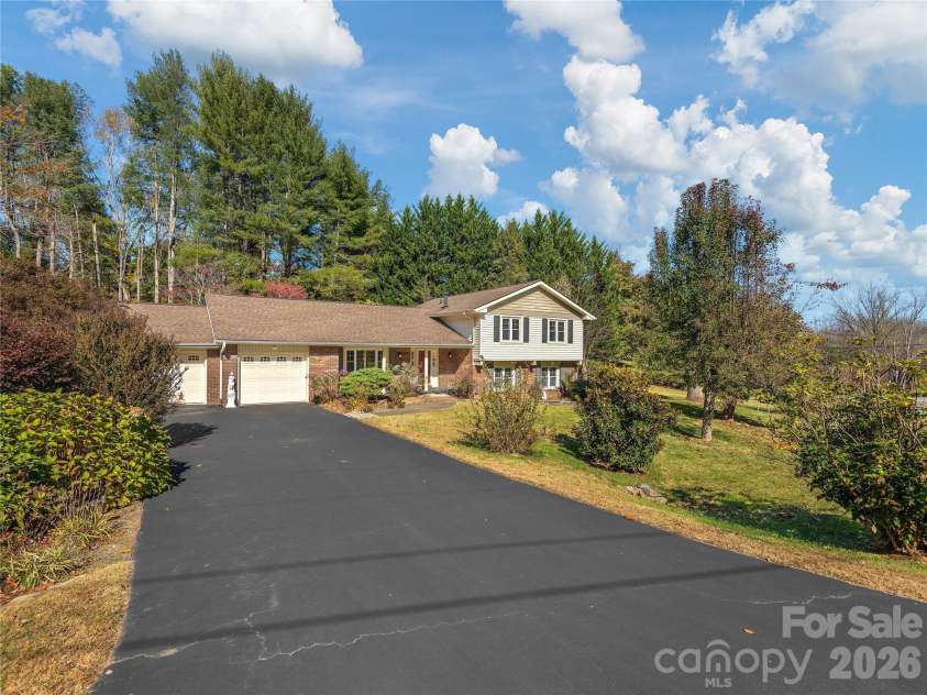 142 Twin Lakes Drive, Candler, NC 28715.  MLS# CAR4362309, YatesRealty ID 15050. 