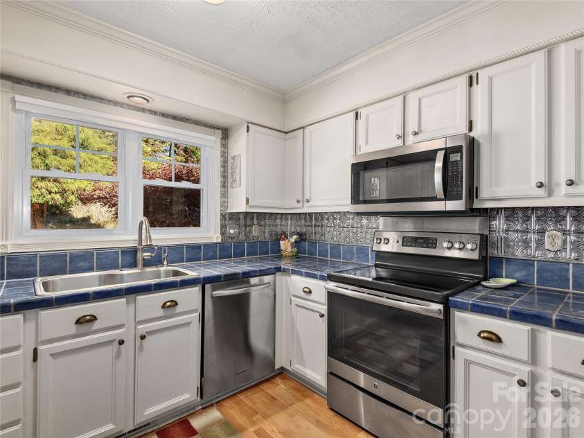 142 Twin Lakes Drive, Candler, NC 28715.  MLS# CAR4362309, YatesRealty ID 15050. 