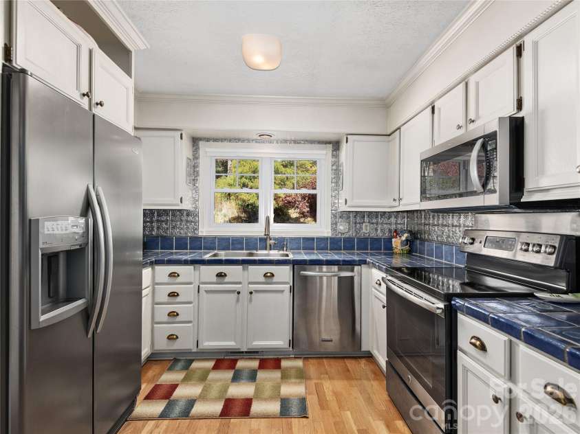 142 Twin Lakes Drive, Candler, NC 28715.  MLS# CAR4362309, YatesRealty ID 15050. 