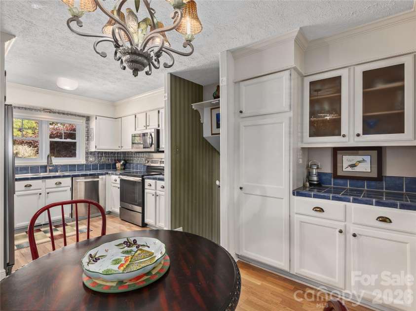 142 Twin Lakes Drive, Candler, NC 28715.  MLS# CAR4362309, YatesRealty ID 15050. 