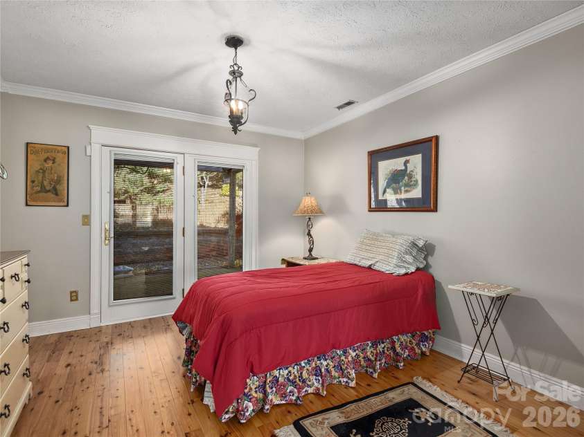 142 Twin Lakes Drive, Candler, NC 28715.  MLS# CAR4362309, YatesRealty ID 15050. 