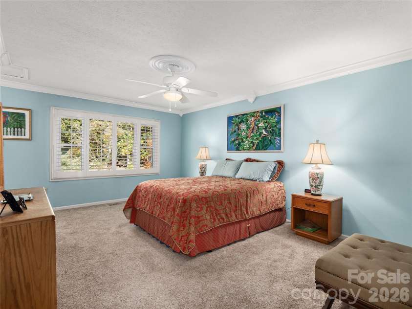 142 Twin Lakes Drive, Candler, NC 28715.  MLS# CAR4362309, YatesRealty ID 15050. 