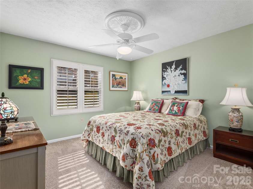 142 Twin Lakes Drive, Candler, NC 28715.  MLS# CAR4362309, YatesRealty ID 15050. 