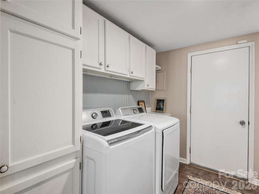 142 Twin Lakes Drive, Candler, NC 28715.  MLS# CAR4362309, YatesRealty ID 15050. 