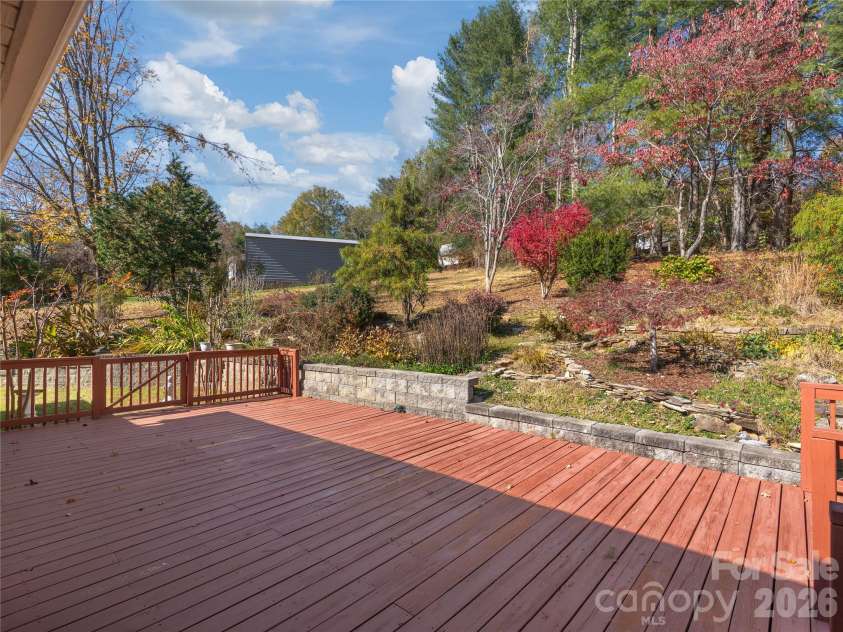 142 Twin Lakes Drive, Candler, NC 28715.  MLS# CAR4362309, YatesRealty ID 15050. 