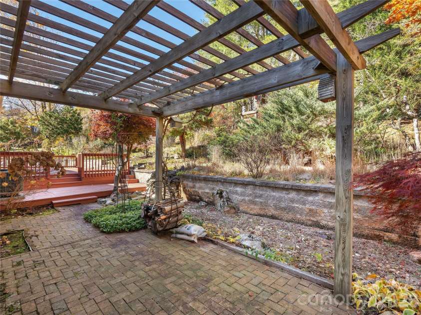 142 Twin Lakes Drive, Candler, NC 28715.  MLS# CAR4362309, YatesRealty ID 15050. 