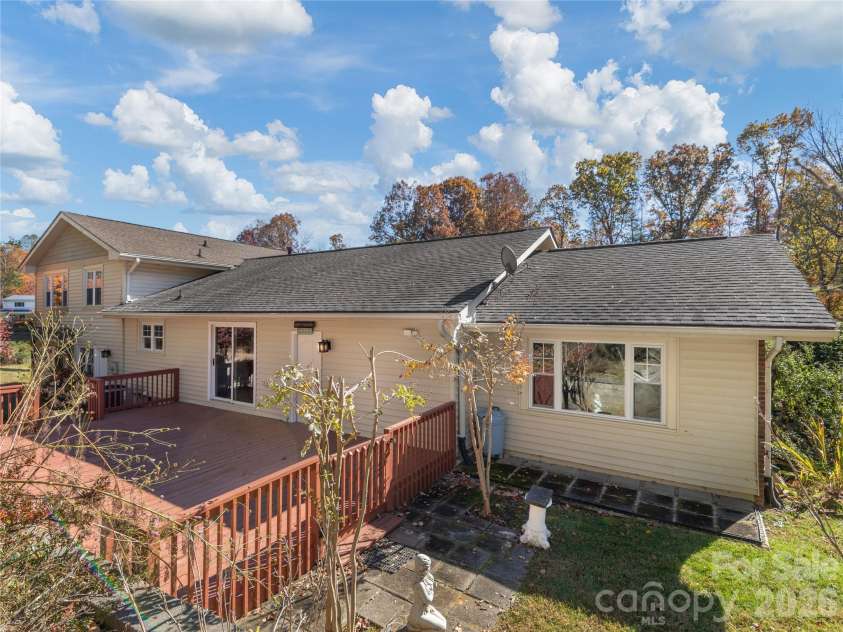 142 Twin Lakes Drive, Candler, NC 28715.  MLS# CAR4362309, YatesRealty ID 15050. 