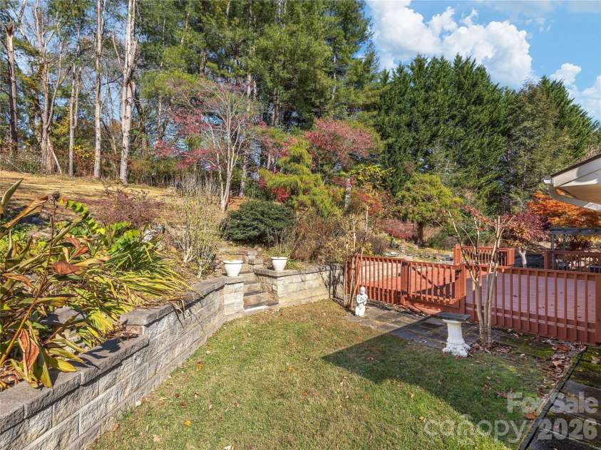 142 Twin Lakes Drive, Candler, NC 28715.  MLS# CAR4362309, YatesRealty ID 15050. 