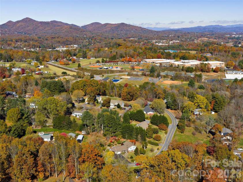 142 Twin Lakes Drive, Candler, NC 28715.  MLS# CAR4362309, YatesRealty ID 15050. 