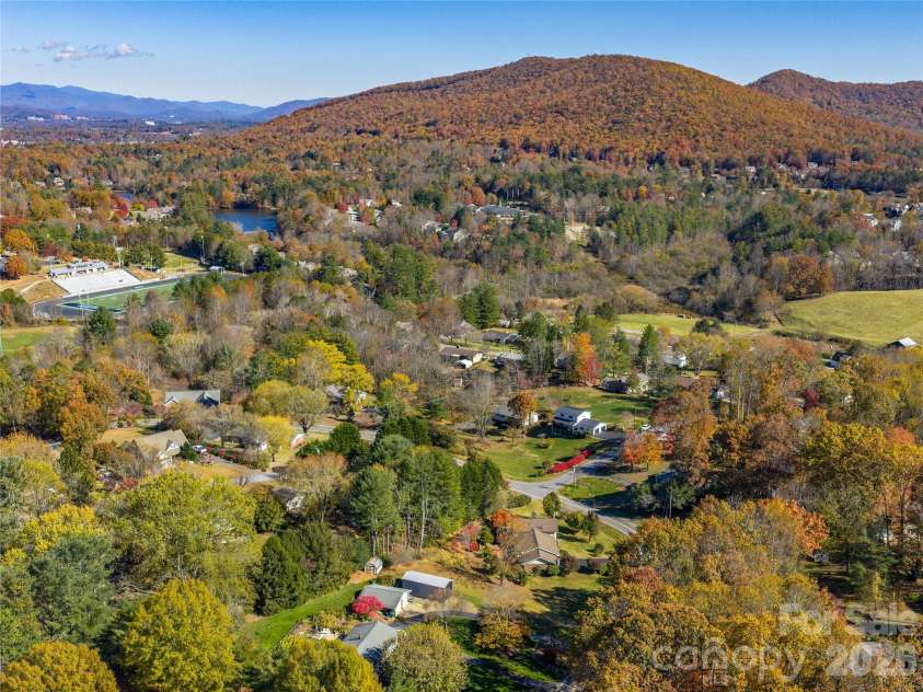 142 Twin Lakes Drive, Candler, NC 28715.  MLS# CAR4362309, YatesRealty ID 15050. 