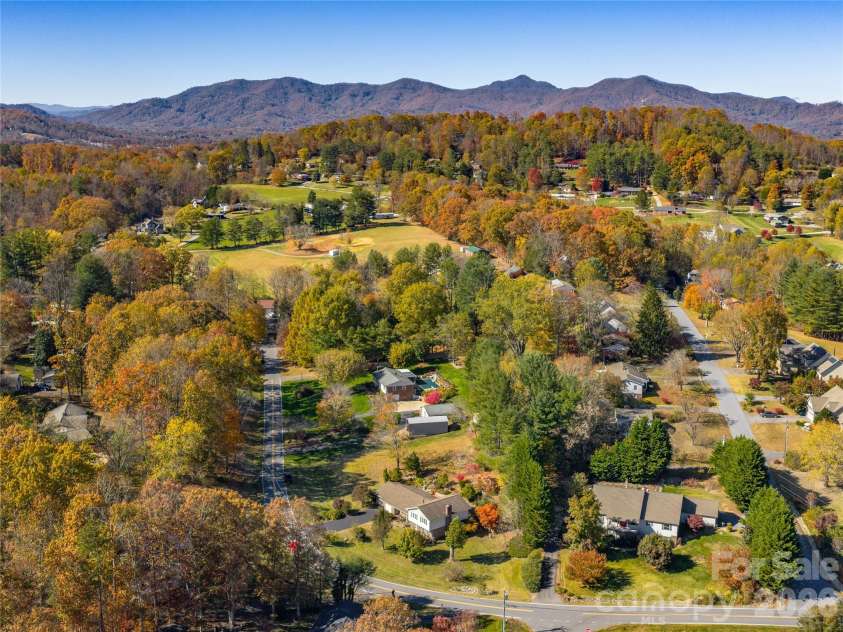 142 Twin Lakes Drive, Candler, NC 28715.  MLS# CAR4362309, YatesRealty ID 15050. 