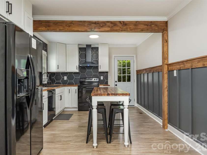 2601 Ashley Road, Charlotte, NC 28208.  MLS# CAR4364614, YatesRealty ID 15051. 